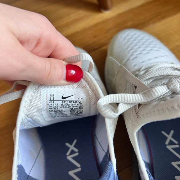 BRAND NEW Nike Air Max 270 - Picture 4 of 4